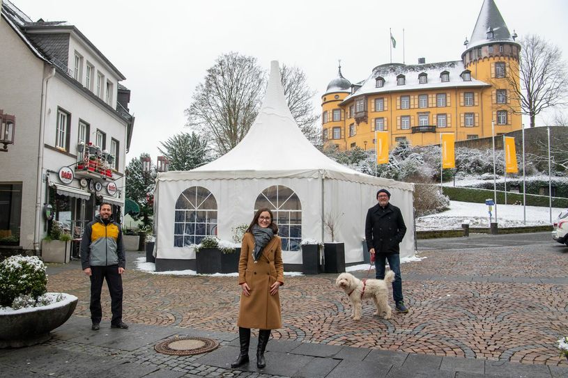 Das beliebte Dajöh in Mayen am Fuße der Genovevaburg gehört zu den Leidtragenden der Corona-Krise. Direktkandidaten (v.l.): Christian Greiner, Marianne Altgeld und Dr. Rainer Schneichel unterstreichen die Notwendigkeit jenes Förderprogrammes. Foto: Peter Seydel
