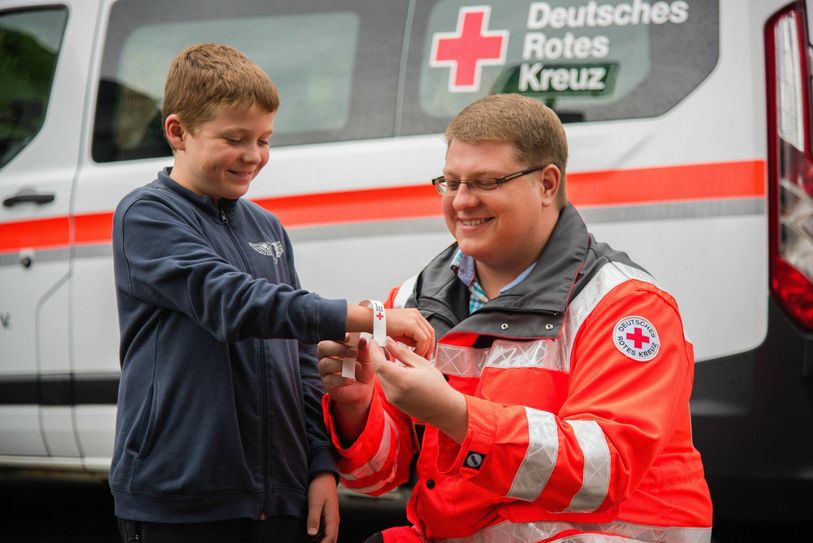 Das Rote Kreuz verteilt am Jahrmarkt Kinderbändchen. Foto: DRK Bad Kreuznach
