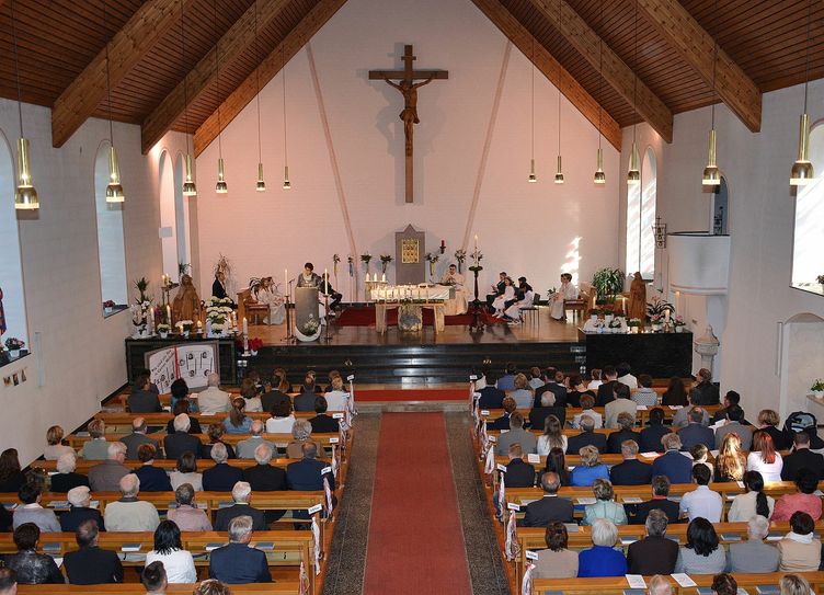 Ein seltener Anblick: Ein Gotteshaus voller Menschen - hier bei der Erstkommunionfeier in Eicherscheid. Und doch bleiben sie uns erhalten. Kirchenvorstände um Pfarrer Michael Stoffels haben die Schließung von Kirchen abwenden können.