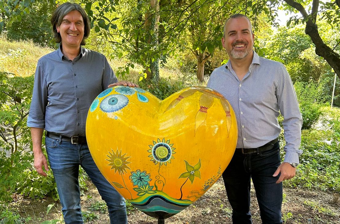 Kai Leimig (rechts) freut sich über die großzügige Spende von Sven Stürmer und dem EVB-Team.