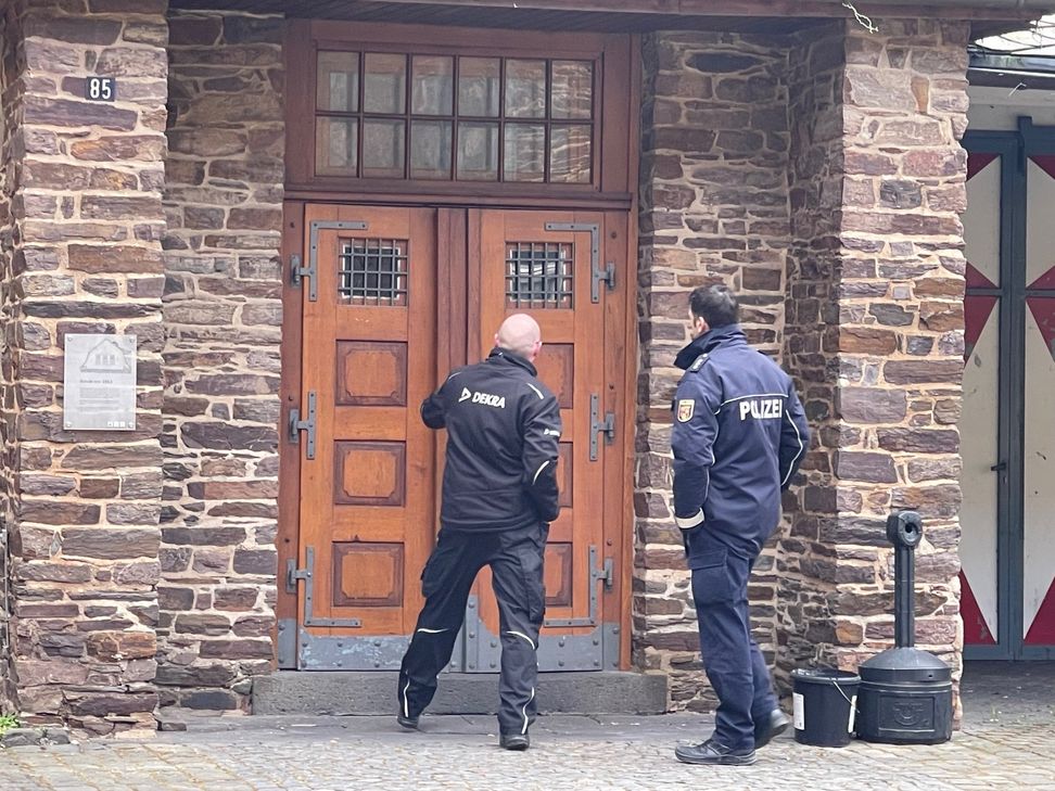Die umfangreichen Ermittlungen der Polizei Cochem wurden von einem Sachverständigen der »Dekra« (Foto) unterstützt. Der Gutachter stellte an dem Gebäude in Ernst fest, dass die bauliche Ausführung nicht wie vorgeschrieben erfolgt war. Trotz dieser Versäumnisse stellte die Staatsanwaltschaft Koblenz das Verfahren ein.