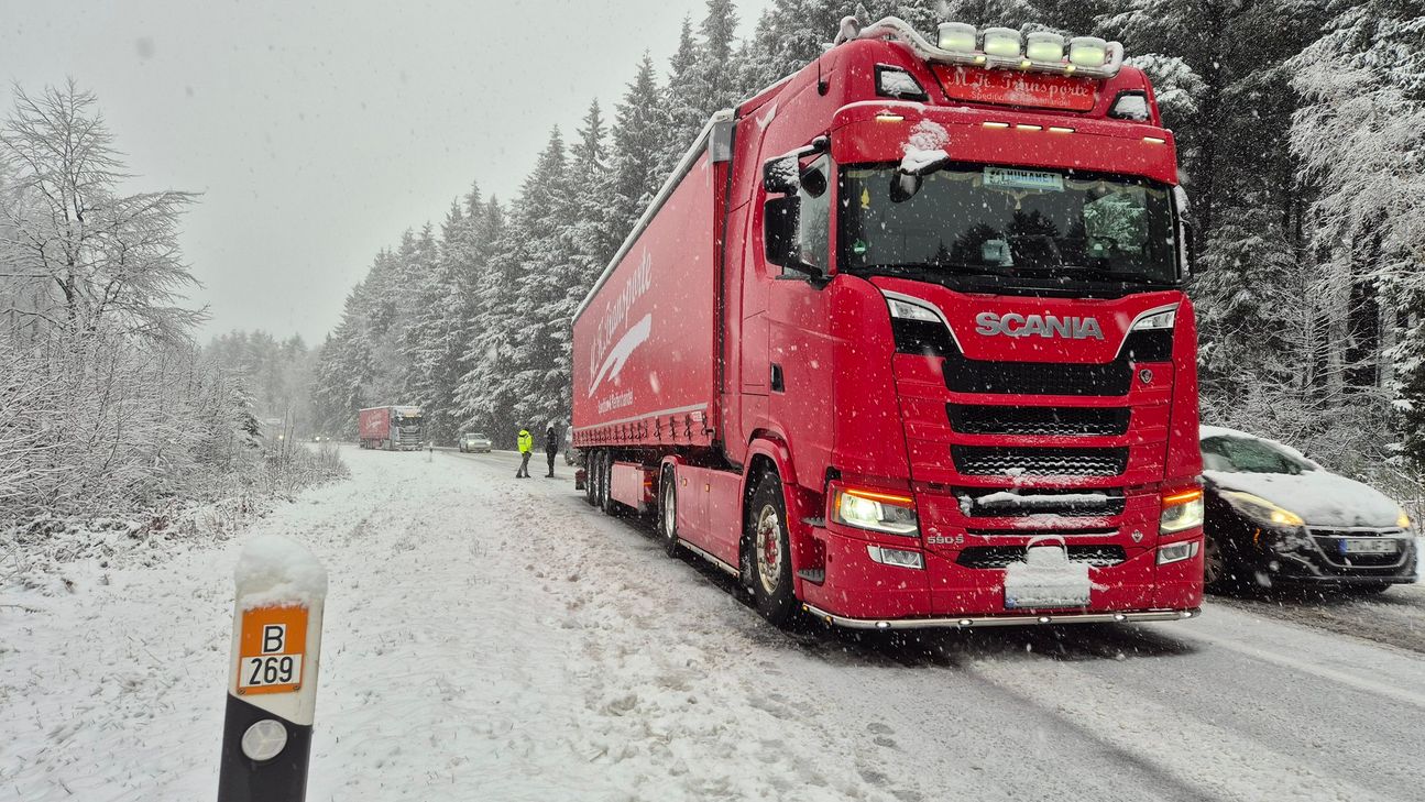 Aufgrund des Wintereinbruchs und den damit verbundenen glatten Straßen ereigneten sich zahlreiche Unfälle.