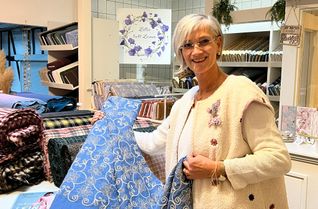 Andrea Kayser hat für ihr Hobby einen Laden eingerichtet und bietet auf Burgau, sprich am Eingang zur Tuchmacherstadt Monschau verschiedenste Stoffe an.