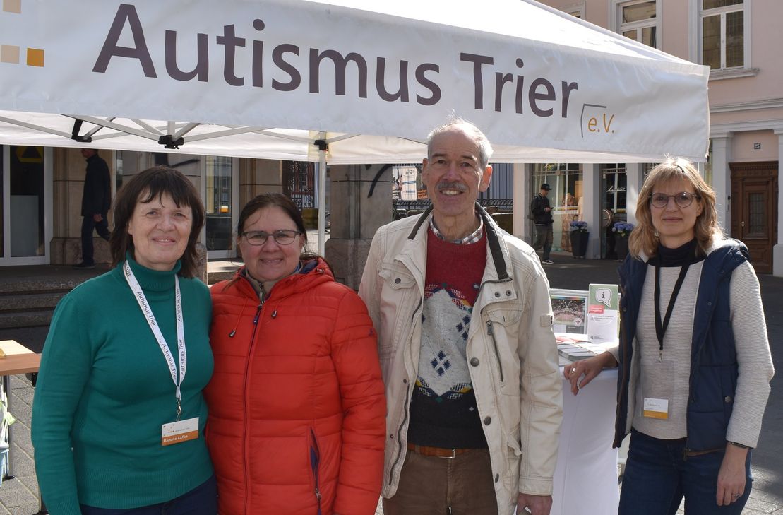 V.l.: Renate Lafos (1. Vorsitzende Autimus Trier e.V.), Astrid Vierbuchen (2. Vorsitzende), Ulrich Frömsdorf (Beisitzer), Ulrike Reichmann ( Leitung des Fachdienstes Autismus und Arbeiten)