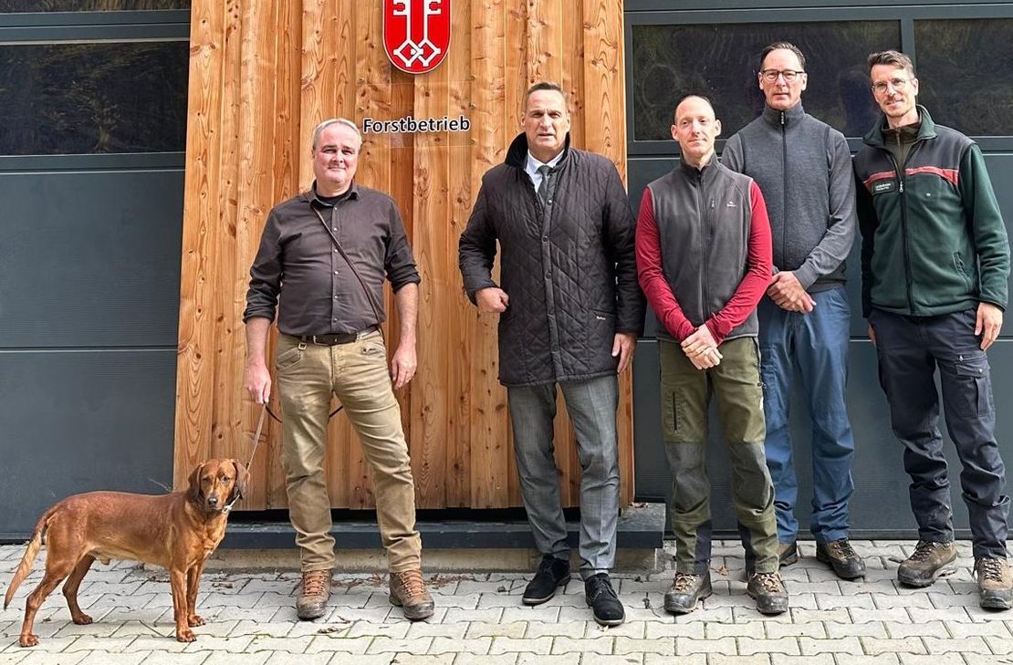 Revierförster Mario Sprünker, Bürgermeister Joachim Rodenkirch,
die beiden Zertifizierer und Forstamtsleiter Maximilian Hauck