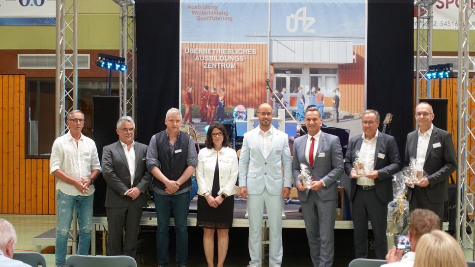 v.l.: Hermann Caspary (ÜAZ Bereichsleitung), Georg Schabio, Benjamin Schroden, Pia Debald, Benjamin Uhl (ÜAZ Geschäftsführung), Joachim Rodenkirch, Bürgermeister der Stadt Wittlich, Landrat Gregor Eibes und Frank Weigelt,  Vorsitzender des Wirtschaftskreises Bernkastel-Wittlich e.V.