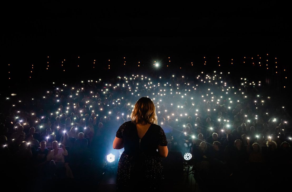 Nora Brandenburger versetzt die Besucherinnen und Besucher des Bitburger Weihnachtsmarktes in vorweihnachtliche Stimmung mit "Someone like Adele"