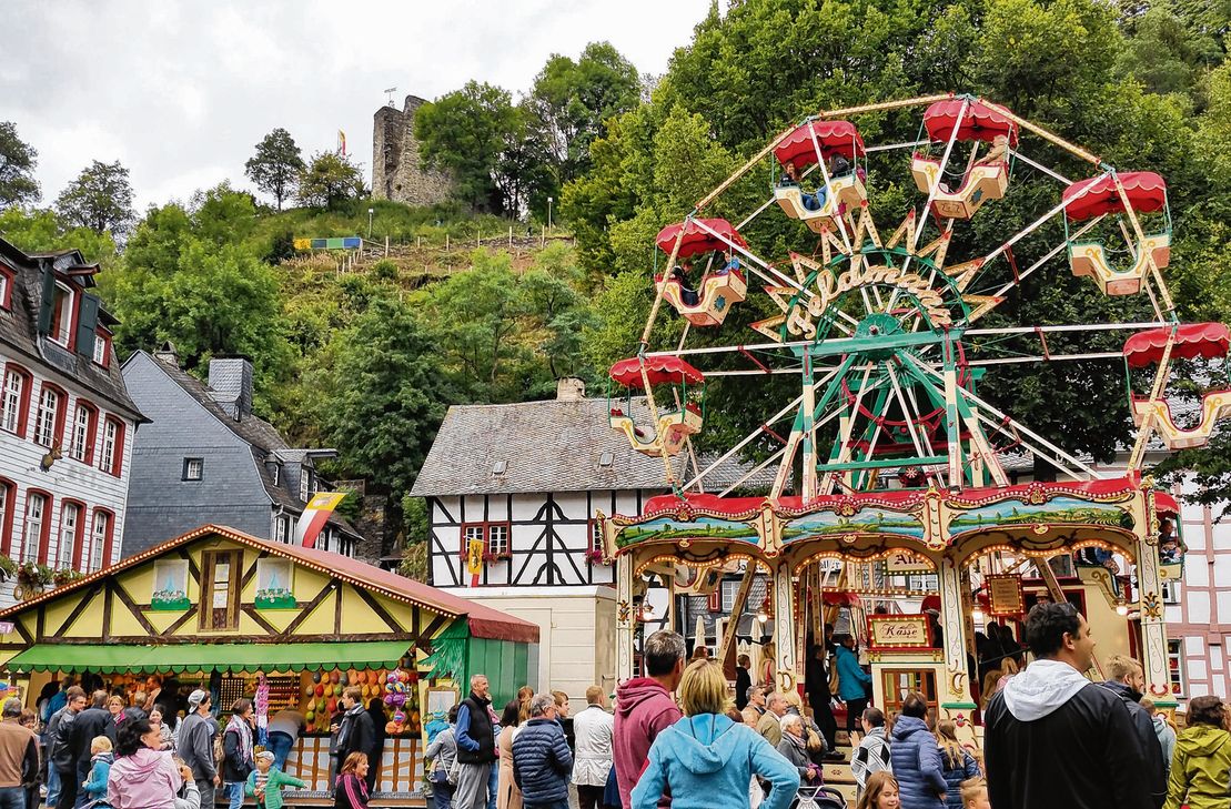 In der Altstadt begeistert seit einigen Jahren die historische Kirmes. Doch die Stadt hat noch viel mehr zu bieten - Kräfte bündeln und den Veranstaltungsort stärken ist das Ziel mehrerer Initiativen im Stadtrat.