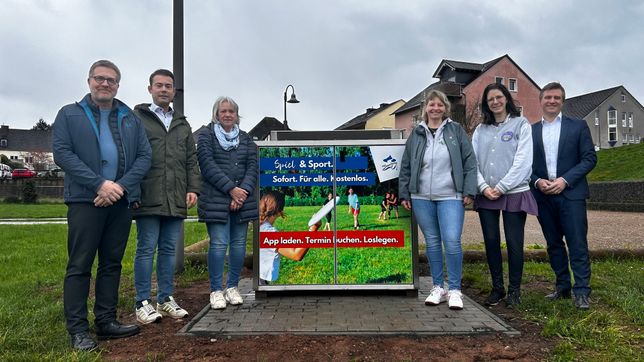 Stadtbürgermeister Andreas Reymann, Beigeordneter Alexander Burger, Brigitte Biewers (TuS Fortuna Saarburg), Marita Geltz (Bewegungsmanagerin Landkreis Trier-Saarburg), Carina Pytlik (Saarburger Drachenkids) und Johannes Kemmer (Volksbank TrierEifel Beteiligungsgesellschaft).