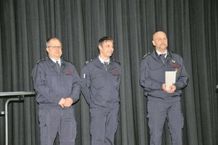 Bürgermeister Jorma Klauss verabschiedete Gemeindewehrführer Joachim Wynands nach zwölf Dienstjahren und hieß die neue Führung der Roetgener Feuerwehr willkommen: Stephan Schatz (r.) sowie Frank Lenzen und Frank Peters, die bereits Stellvertreter von Wynands waren.
