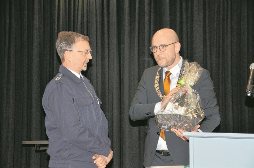 Bürgermeister Jorma Klauss verabschiedete Gemeindewehrführer Joachim Wynands nach zwölf Dienstjahren und hieß die neue Führung der Roetgener Feuerwehr willkommen.