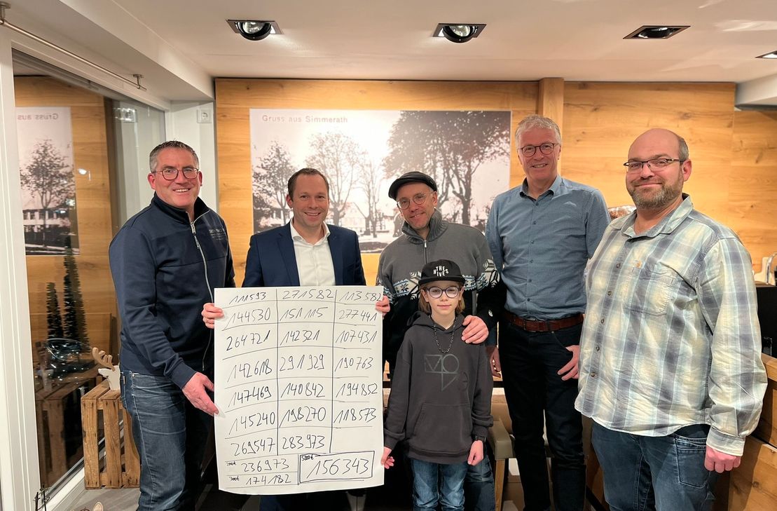 Vertreter des Gewerbevereins Simmerath und Loskind Anton zogen die Gewinnkombinationen der diesjährigen Weihnachtsverlosung.