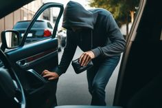 Symbolbild: Nachdem ein 34-Jähriger gerade erst aus dem Polizeigewahrsam entlassen worden war versuchte er sofort wieder Bargeld aus Autos zu stehlen.