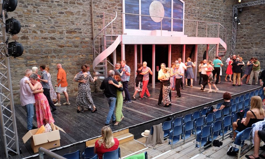 Tango Argentino tanzen auf der Bühne der Burgfestspiele: Ein himmlisches Vergnügen für Tänzerinnen und Tänzer.