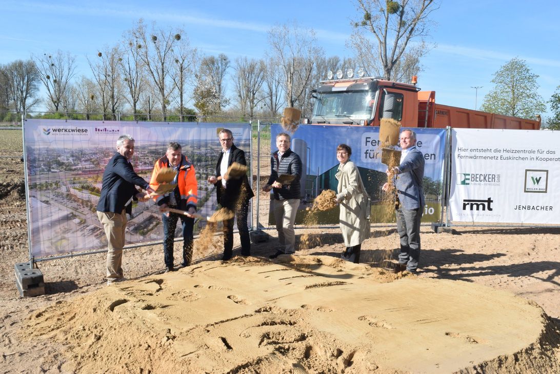 Freuen sich gemeinsam beim symbolischen Spatenstich über den Baustart der Energiezentrale: Markus Böhm (Geschäftsführer e-regio), Dirk Oswald (Pfeifer und Langen), Wolfang Honecker (Technischer Beigeordneter Stadt Euskirchen), Stefan Dott (Geschäftsführer e-regio), Maike Krallinger (Die Wohnkompanie NRW), Guido Krämer (e-regio).
