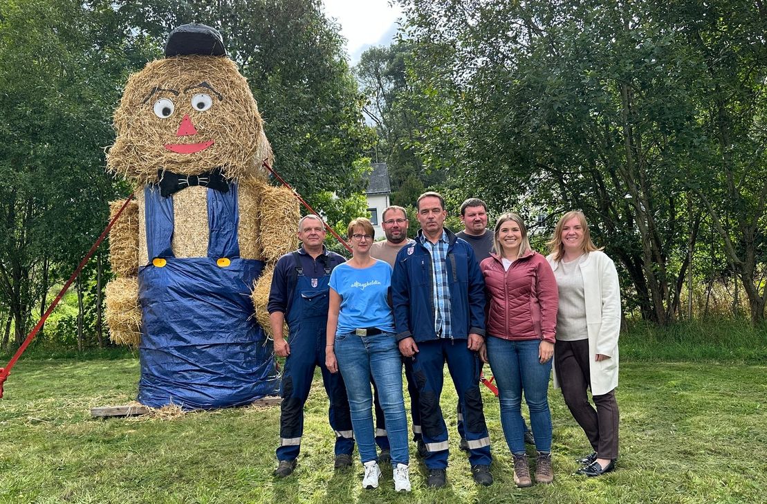 Wie jedes Jahr finden sich kurz vor dem eigentlichen Ereignis, dem Bauern- und
Handwerkermarkt, Mitarbeiter von Bauhof und Tourist-Info am Kreisel zusammen,
um den Bauern aus Stroh aufzubauen. Mit ihm wirbt die Stadt schon für den großen
Markt am Sonntag, 8. Oktober, inklusive geöffneter Geschäfte.