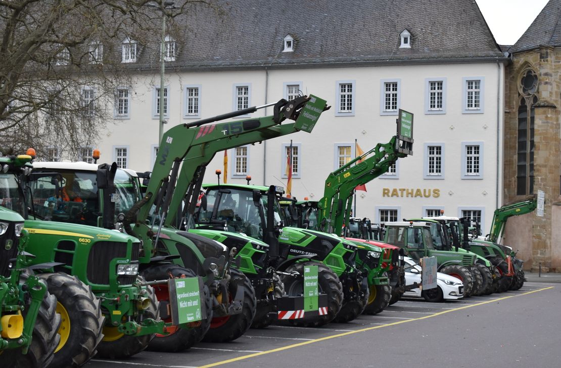 Während der Kundgebung parkten die Traktoren unter anderem vor dem Rathaus.
