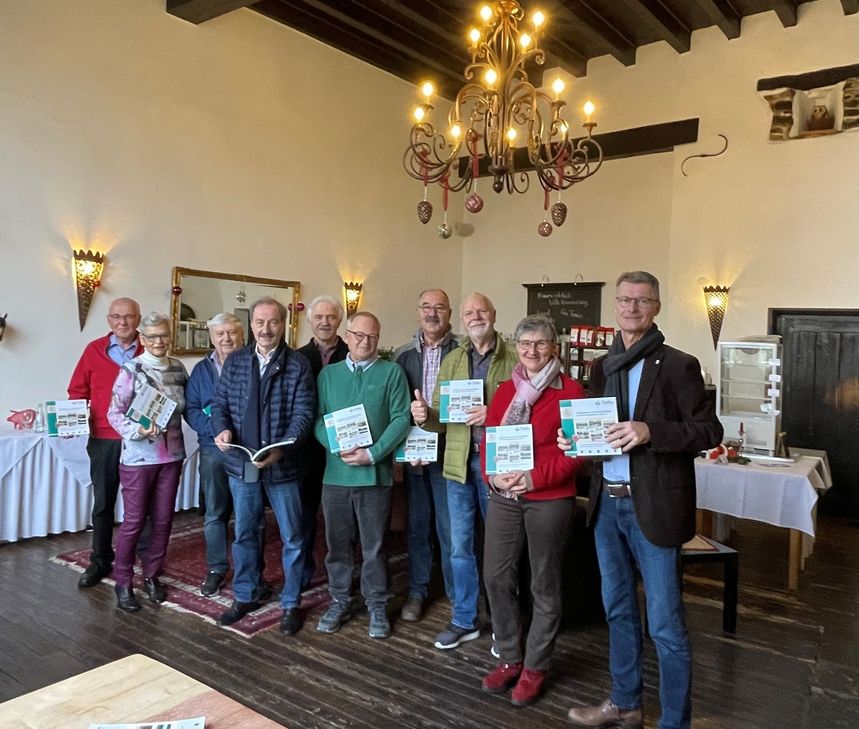 Bürgermeister Jan Lembach (re.) und der Vorsitzende des Arbeitskreises Bodo Bölkow (3.v.re.) stellten mit den Autoren das neue Buch in der »Villa Kronenburg« vor.