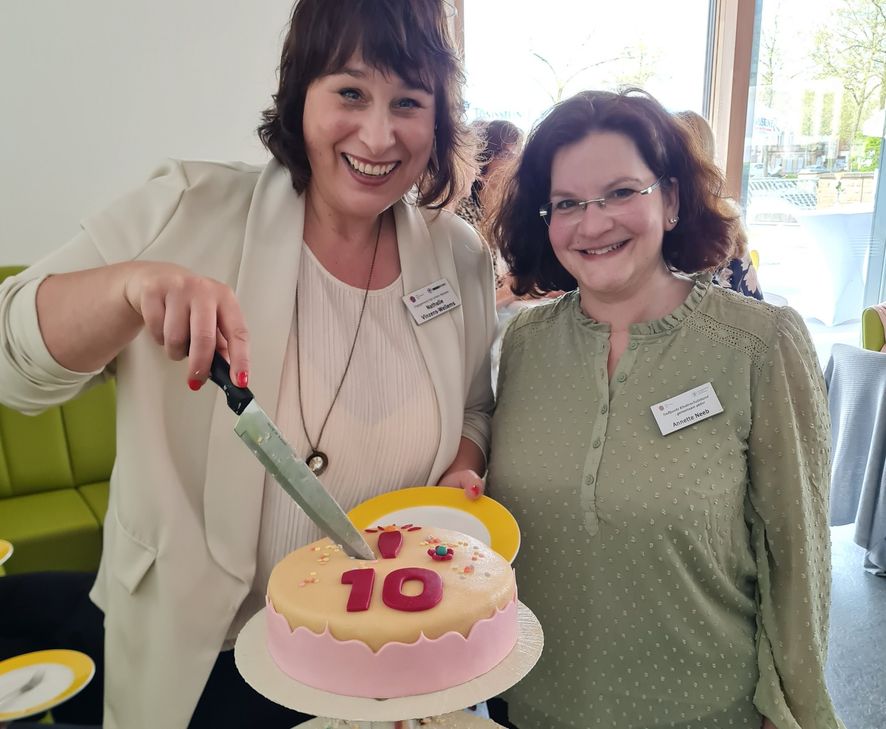 Annette Neeb (re.) und Nathalie Vinzens-Wellems teilen sich die Verantwortung in der Fachstelle Familienbildung.