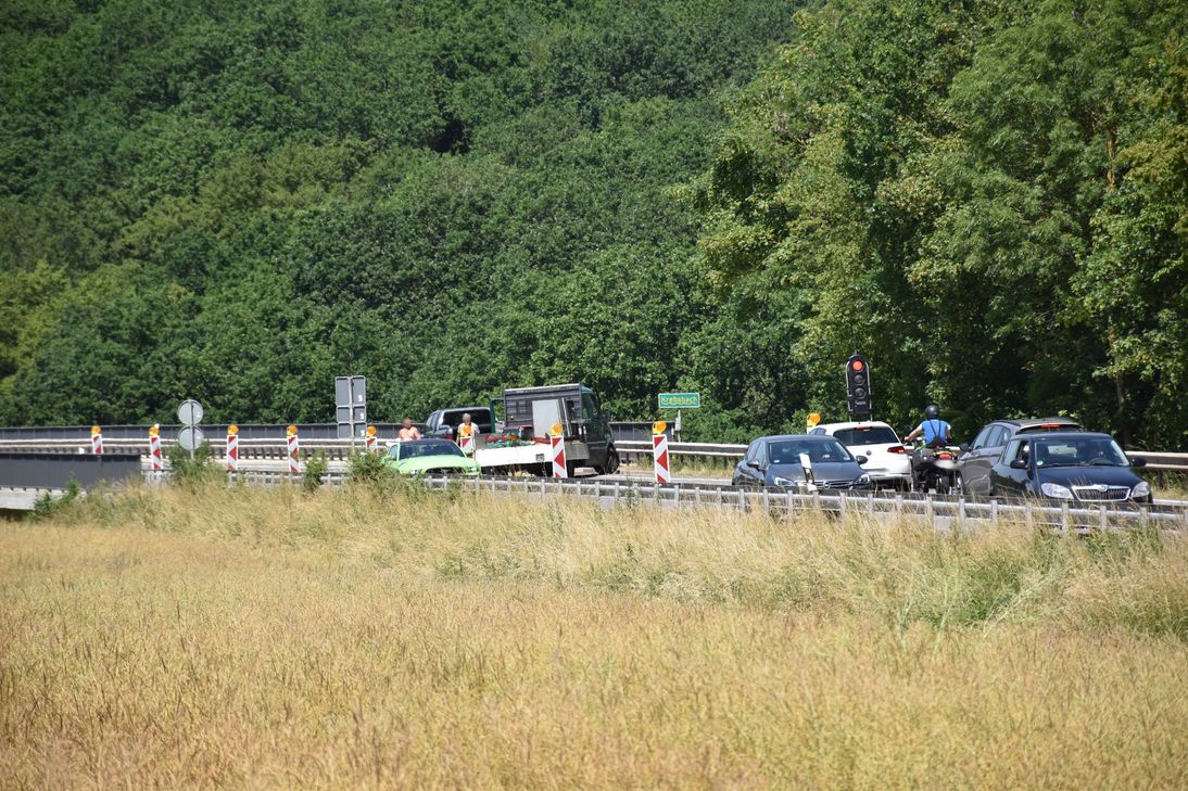 Die halbseitige Seprrung der B477 wurde wieder aufgehoben.