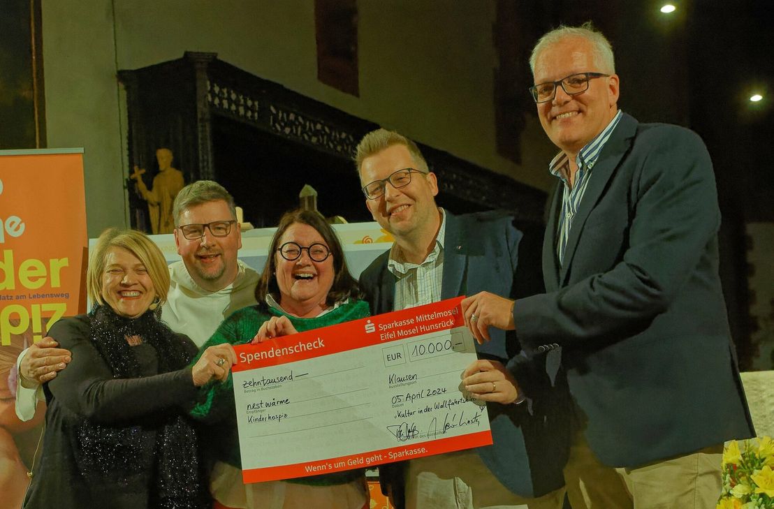 (v.l.): Sterneköchin Lea Linster, Pater Albert OP, Petra Moske (Nestwärme e.V.), Veranstaltungskoordinator Tobias Marenberg und Dirk Hense (Nestwärme e.V).