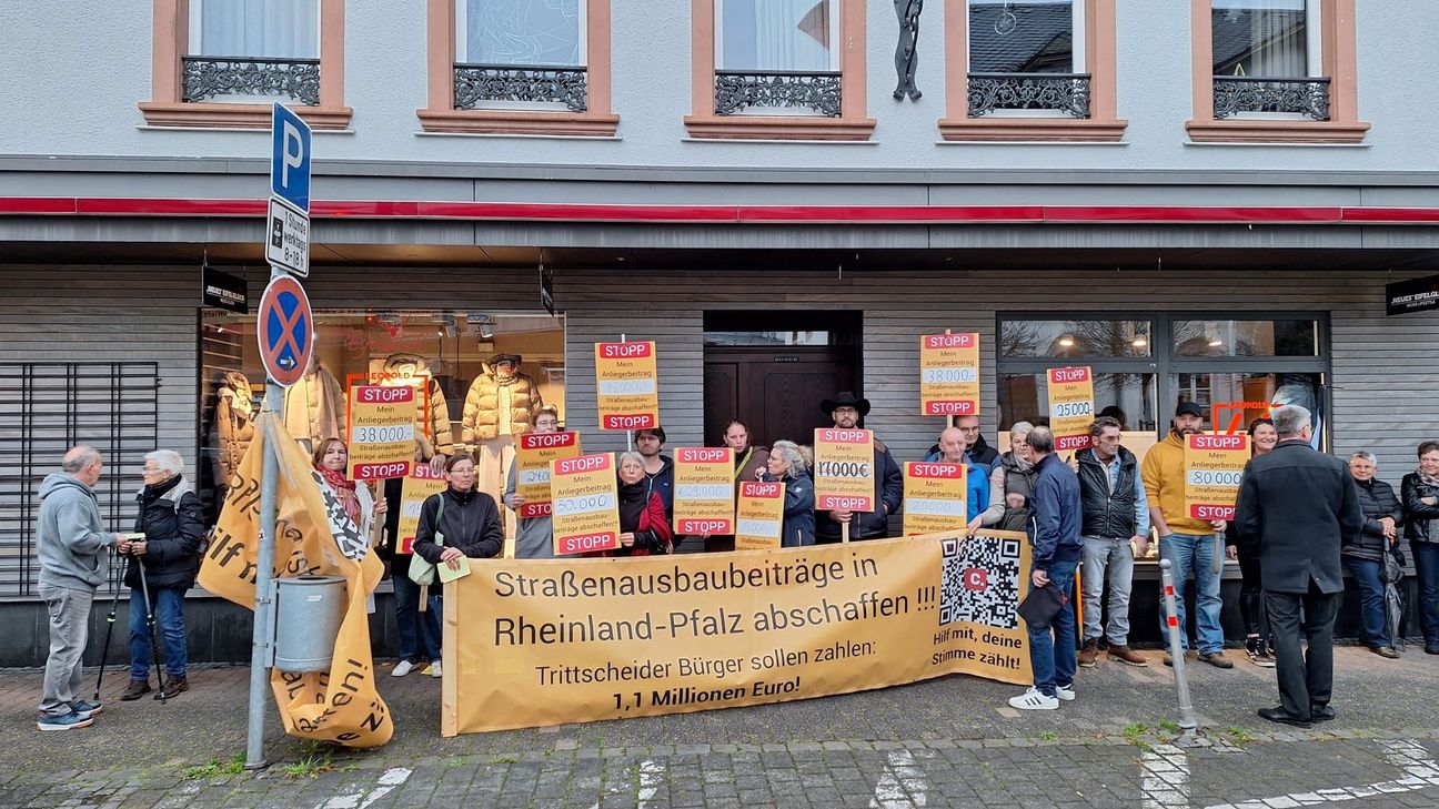 Gut ein Dutzend Menschen waren aus Trittscvheid und dem Westerwald angereist, um auf die nach ihrer Meinung ungerechten Anliegerbeiträge aufmerksam zu machen.