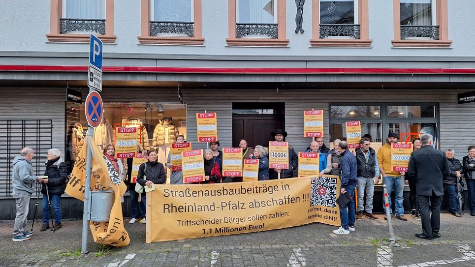 Gut ein Dutzend Menschen waren aus Trittscvheid und dem Westerwald angereist, um auf die nach ihrer Meinung ungerechten Anliegerbeiträge aufmerksam zu machen.