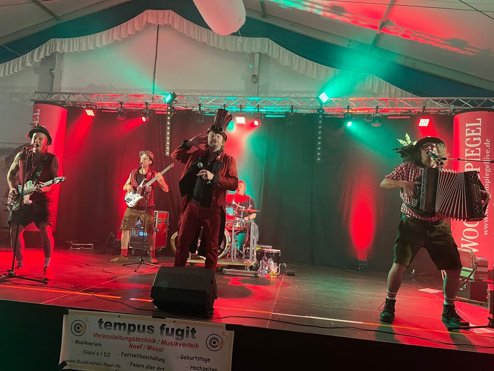 Die Oktoberfestband „Wildbach“ sorgt für ausgelassene Stimmung.