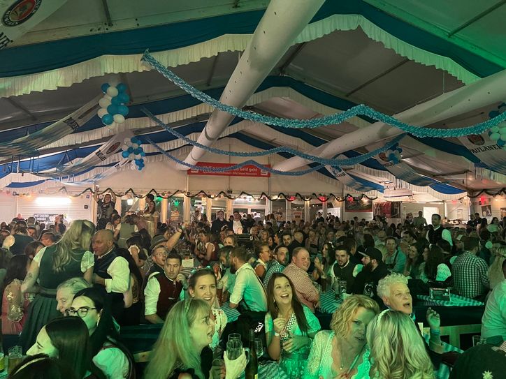 Das volle Festzelt bebt.