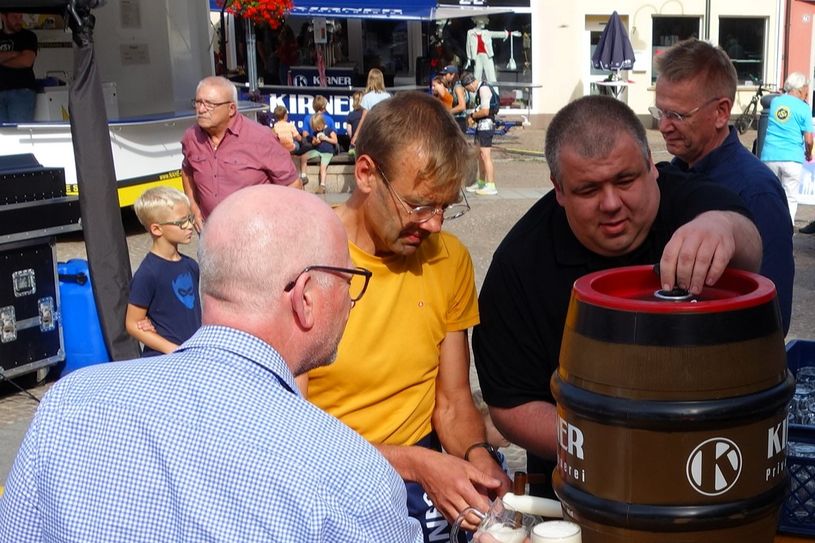 Zusammenarbeit der Stadtspitze beim Innenstadtfest am 6. September: von links 1. Beigeordneter Markus Milferstedt (SPD), Stadtbürgermeister Roland Ruegenberg, Vereinsvertreter Markus Grill und 2. Beigeordneter Bernd Krziscik (CDU)