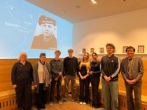 Thomas Kreyes (r.) mit Schülerinnen und Schülern des Johannes Sturmius Gymnasiums und ihren Lehrerinnen Angelika Schmitz und Heike Schumacher bei der Eröffnung des neuen Gedenkraums. 	Foto:Britta Scheffen
