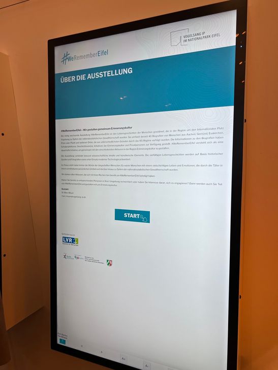 Über zwei große Bildschirme lassen sich die individuellen Biographien zu den Personen abrufen.