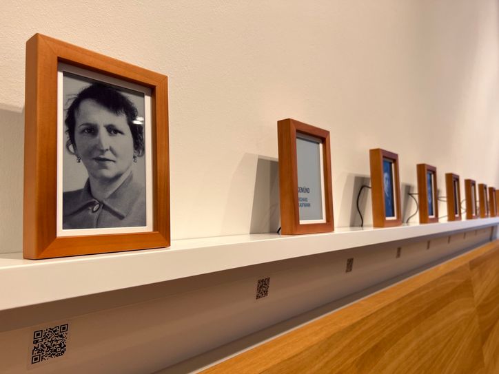 In schlichten Holzrahmen werden die Fotografien gezeigt.