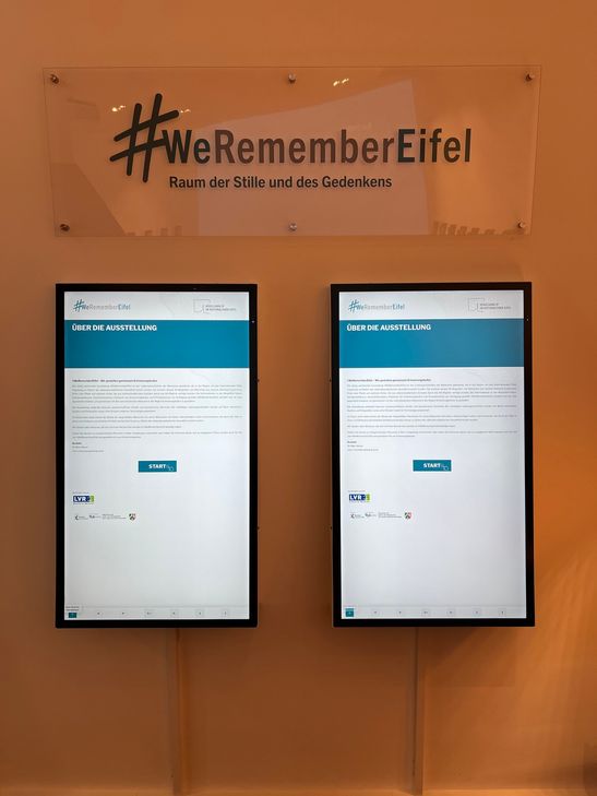 Über zwei große Bildschirme lassen sich die individuellen Biographien zu den Personen abrufen.