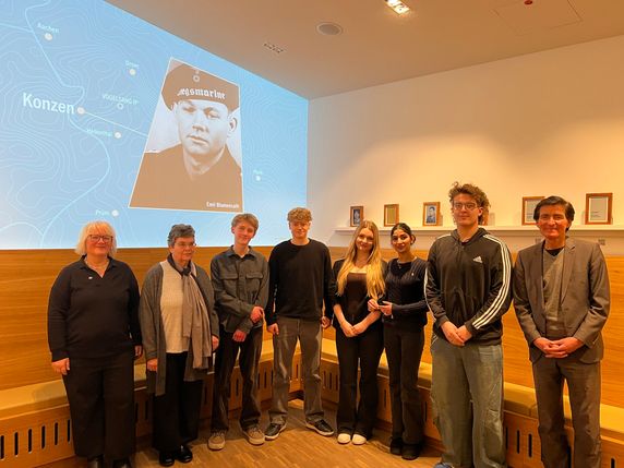 Thomas Kreyes (r.) mit Schülerinnen und Schülern des Johannes Sturmius Gymnasiums und ihren Lehrerinnen Angelika Schmitz und Heike Schumacher bei der Eröffnung des neuen Gedenkraums. 	Foto:Britta Scheffen