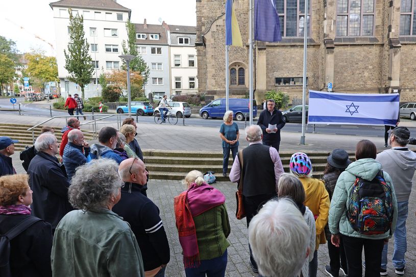 Städteregionsrat Dr. Tim Grüttemeier hat am Donnerstag gemeinsam mit der Vorsitzenden der Deutsch-Israelischen Gesellschaft, Elisabeth Paul, eine neue Israel-Fahne gehisst. Die "alte" Flagge war in der Nacht von Sonntag auf Montag vom Mast geholt und verbrannt worden. Nun wurde sie wieder gestohlen.