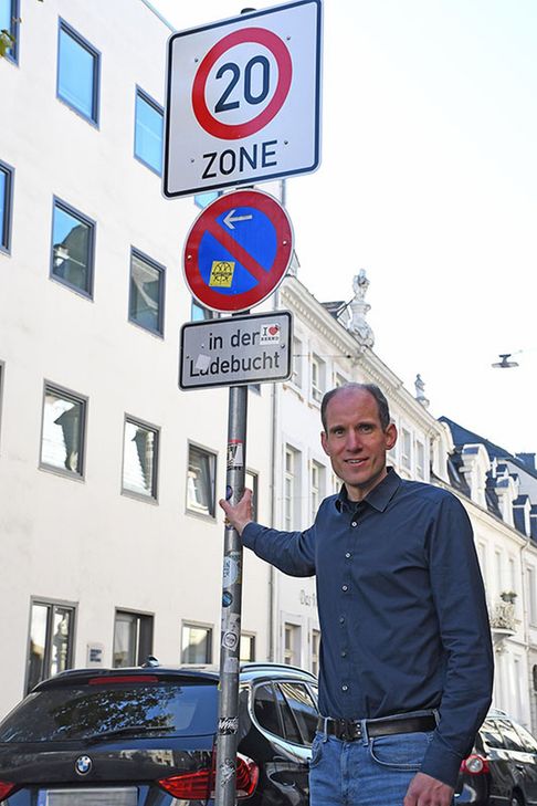 Die neue Tempo-20-Zone beginnt an der Einfahrt in die Brückenstraße: Baudezernent Dr. Thilo Becker wirbt für die Verkehrsberuhigung in dem Innenstadtquartier um das Karl-Marx-Haus.