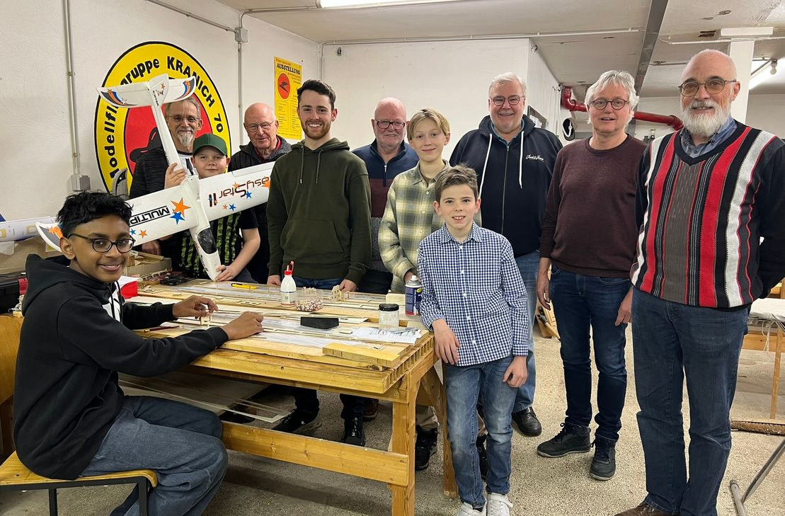 Sie tüfteln und basteln, damit ihre Modelle schon bald abheben können: Die Modellfluggruppe »Kranich« zieht auf ihr Flugfeld »Im Harresfeld« zwischen Rollesbroich und Witzerath um, gebastelt wird ab dem nächsten Winter in der Alten Schule in Huppenbroich.