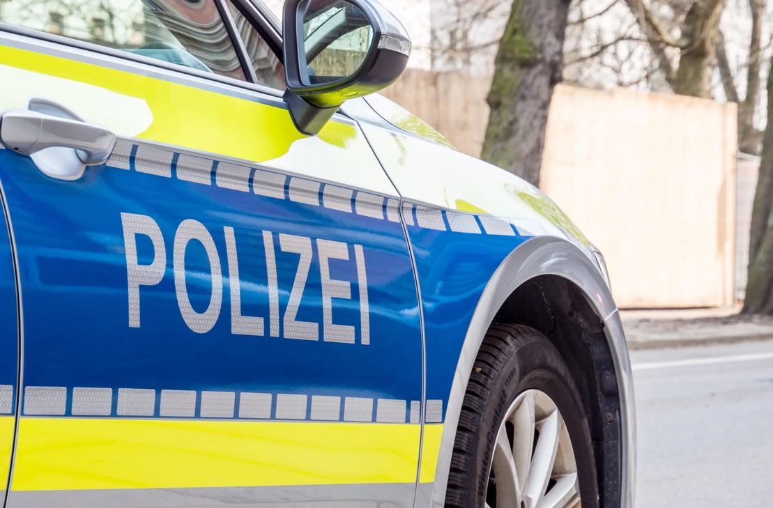 Nahaufnahme der Seite eines Streifenwagens.