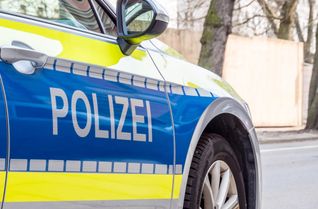 Nahaufnahme der Seite eines Streifenwagens.