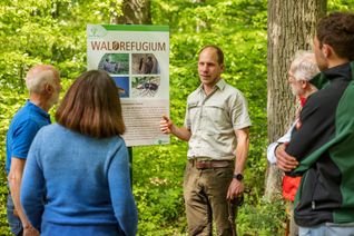Bei den Försterführungen erfahren Groß und Klein, wie
nachhaltige Waldbewirtschaftung, Holznutzung und Naturschutz im Wald zusammenwirken.