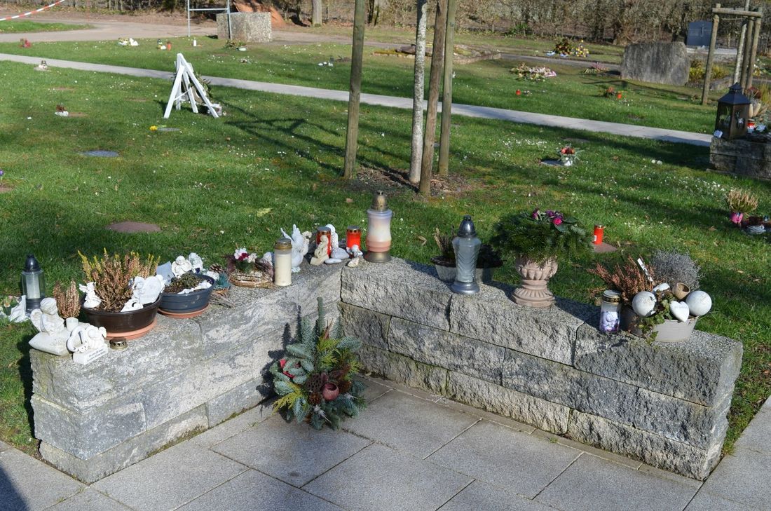 Auf Ruhefeldern darf kein Grabschmuck stehen.