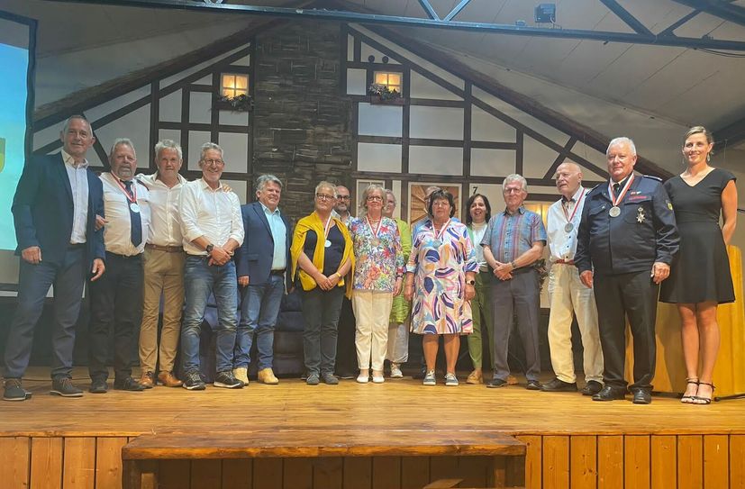Monschaus Bürgermeisterin Dr. Carmen Krämer (rechts) ehrte sieben Ehrenamtler aus dem Stadtgebiet Monschau für ihr herausragendes Engagement. Auch die Ortskartell-Vorsitzenden waren anwesend, um sich bei den Geehrten ihrer Ortschaften zu bedanken.