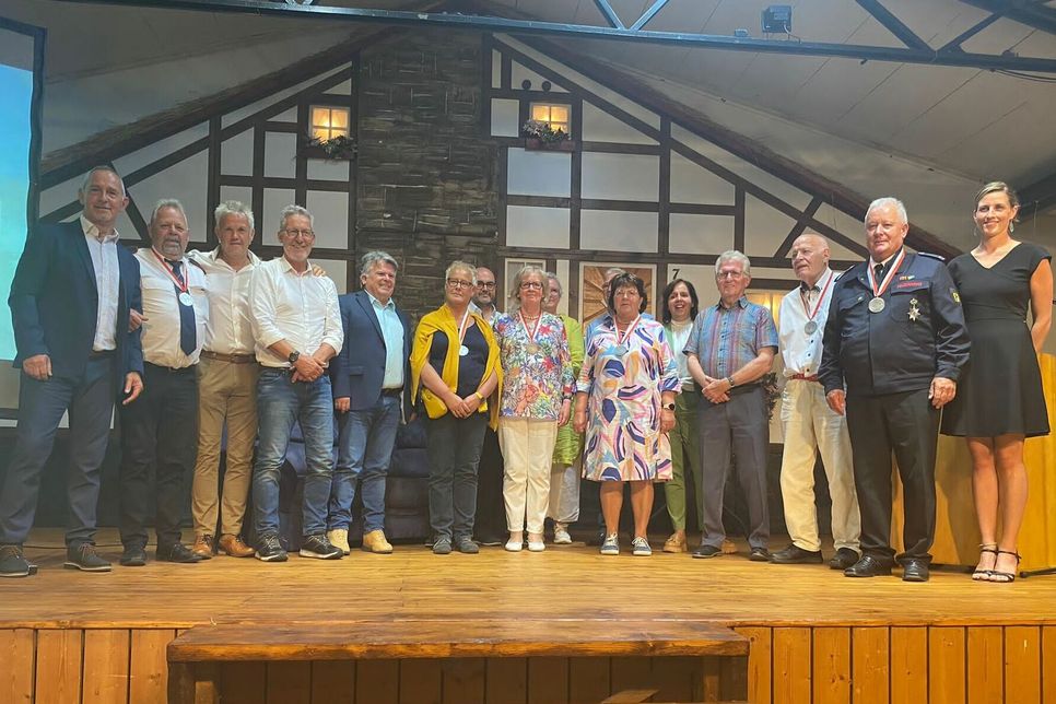 Monschaus Bürgermeisterin Dr. Carmen Krämer (rechts) ehrte sieben Ehrenamtler aus dem Stadtgebiet Monschau für ihr herausragendes Engagement. Auch die Ortskartell-Vorsitzenden waren anwesend, um sich bei den Geehrten ihrer Ortschaften zu bedanken.