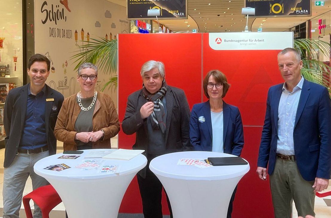 »Aquis Plaza«-Management, Agentur für Arbeit Aachen-Düren, IHK Aachen und Handwerkskammer Aachen laden junge Menschen zum zweiten Mal in die Aachener Einkaufsmeile ein, um die berufliche Zukunft zu »checken«. Die »Woche der Ausbildung« findet vom 11. bis 16. März statt.