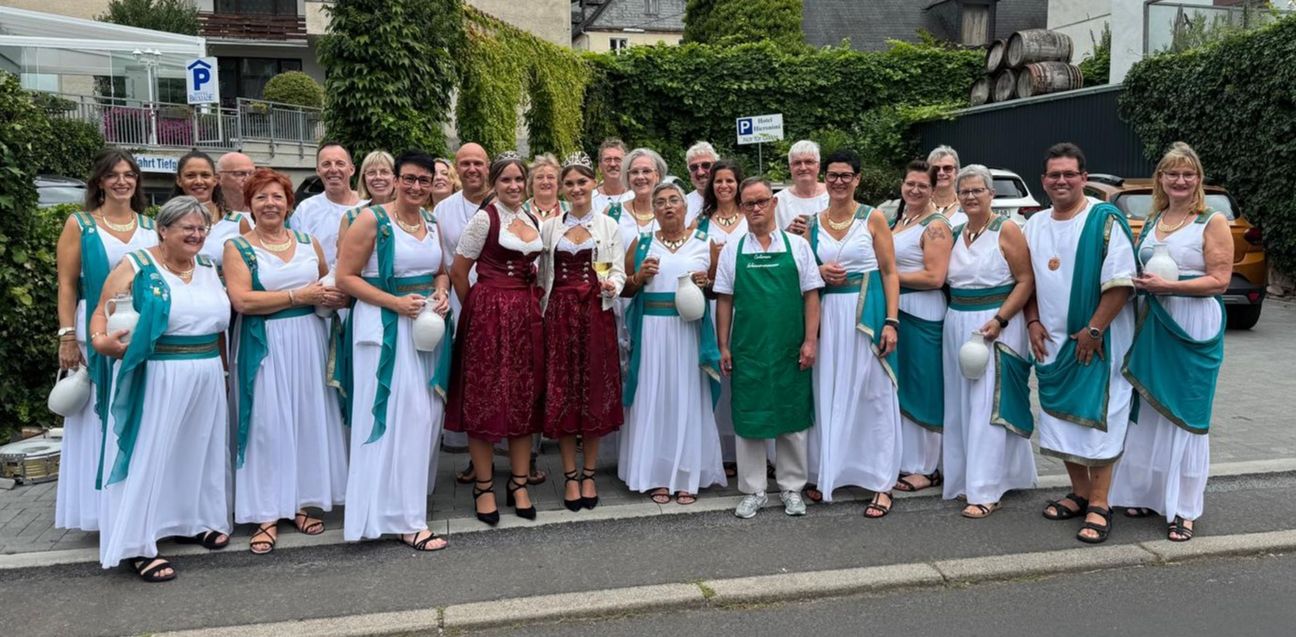 Cochemer Weinrömerinnen und Weinrömer beim Jahreshöhepunkt  mit den Weinmajestäten Alicia und Lea