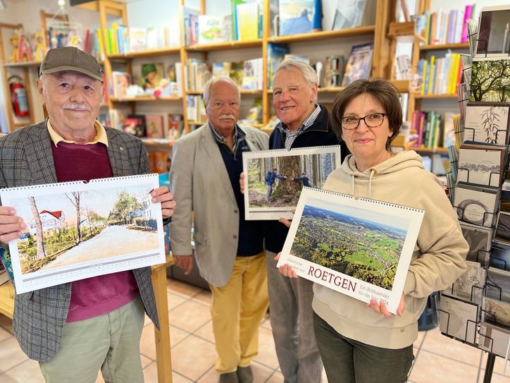 Präsentieren den neuen Kalender voller historischer Ansichten Roetgens: Rolf Wilden, Werner Cosler, Ulrich Schuppener (alle HeuGeVe) und Rose Blatz-Ommer (Lesezeichen).