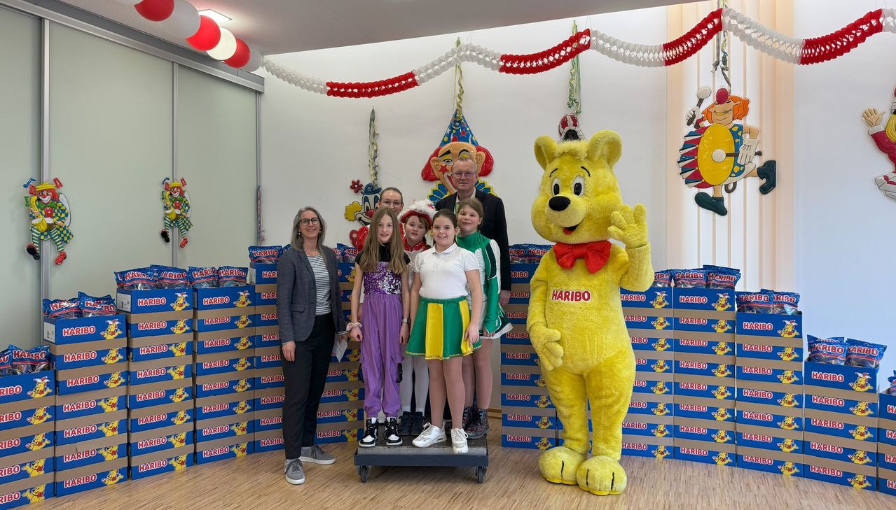 Zwei Tage vor Weiberfastnacht stellten sich fünf jecke Pänz der örtlichen Karnevalsvereine gemeinsam mit Bürgermeister Achim Juchem und Sarah Honsálek von HARIBO auf die bekannte Waage.