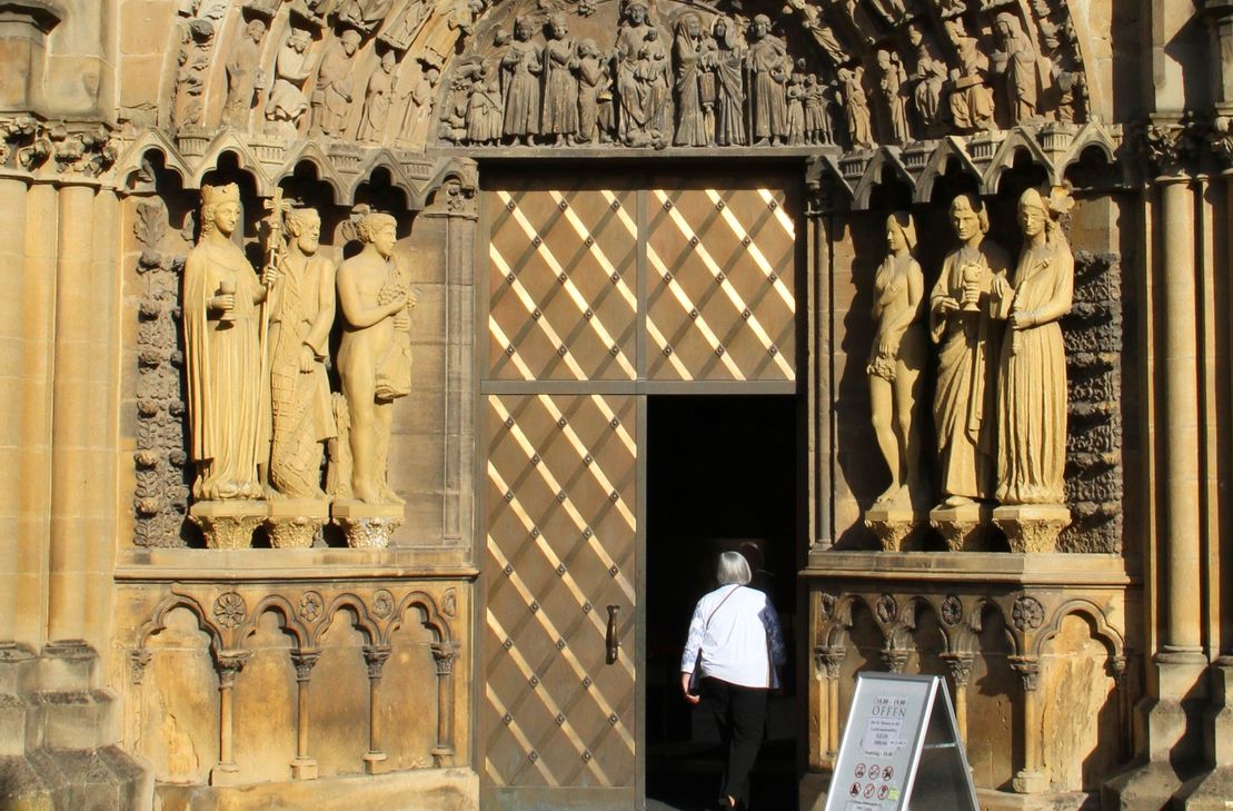 Westportal von Liebfrauen mit den Figuren Ecclesia und Synagoge (außen)