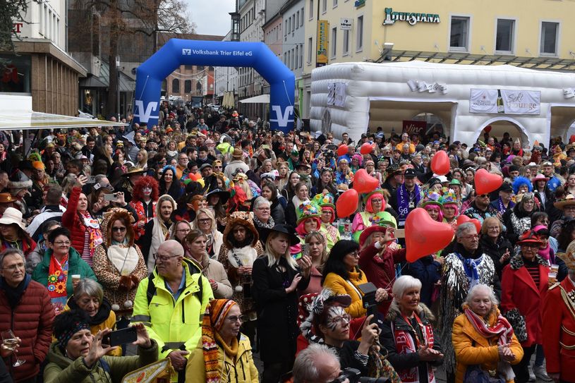 Die vielen Karnevalsfreunde durften sich auf ein abwechslungsreiches Programm freuen.